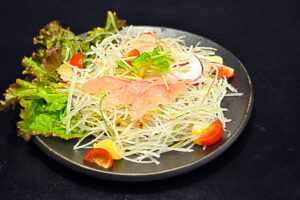 白身魚と小柱の刻み野菜サラダ